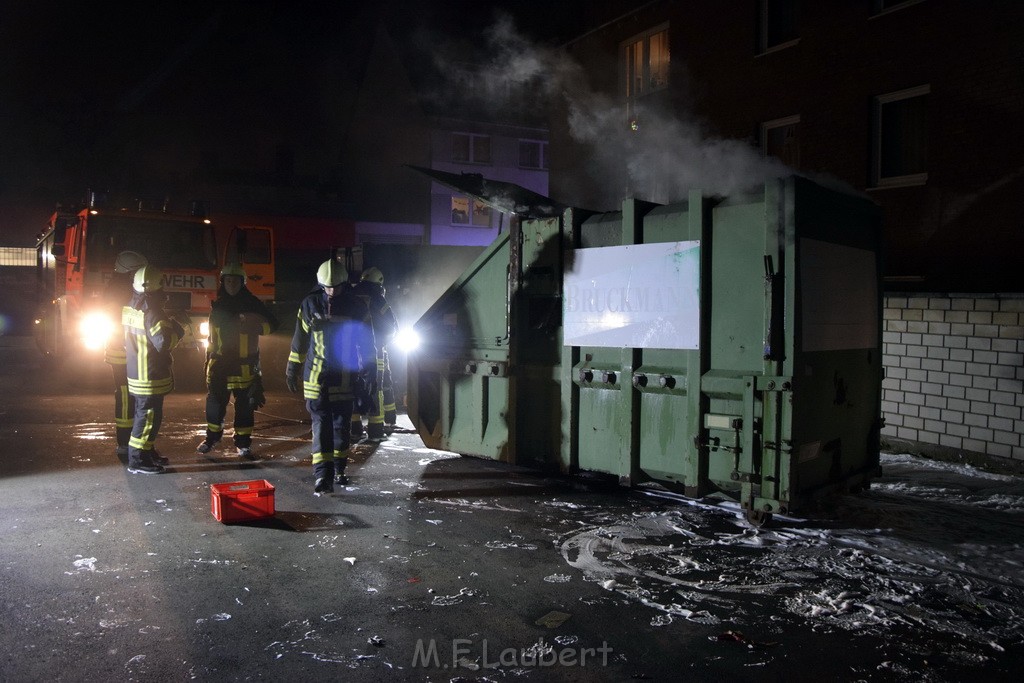 Feuer Papp Presscontainer Koeln Hoehenberg Bochumerstr P176.JPG - Miklos Laubert